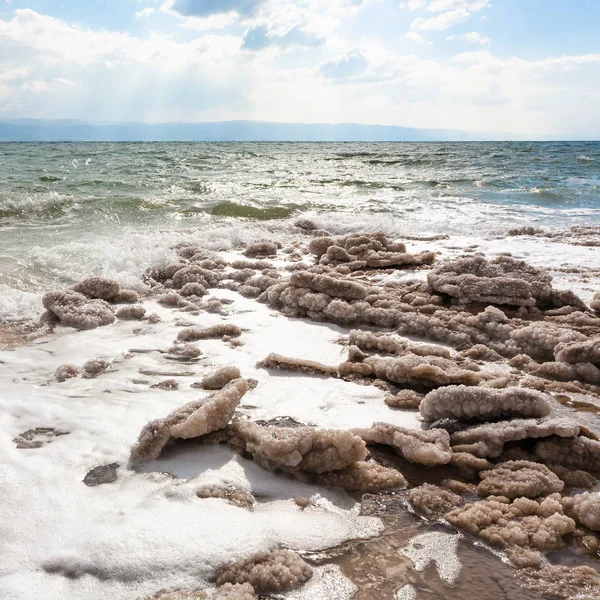 Natuurlijke zout op de kust van de dode zee in de winter — Stockfoto
