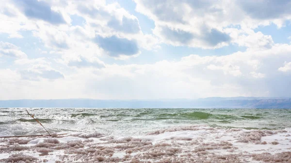 Crystalline coastline of Dead Sea shore in winter — Stock Photo, Image