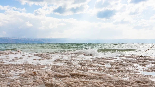 Kristallijn oppervlak van dode zee kust in de winter — Stockfoto