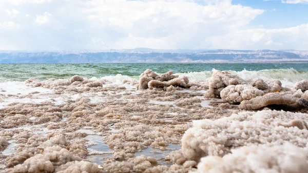 Cristales de sal en la superficie de la costa del Mar Muerto — Foto de Stock