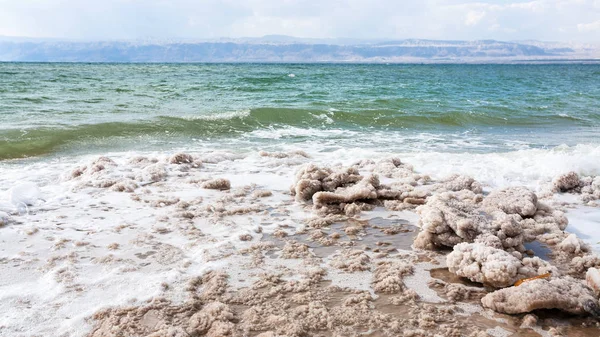 Crystalline salt on surface of Dead Sea coast — Stock Photo, Image