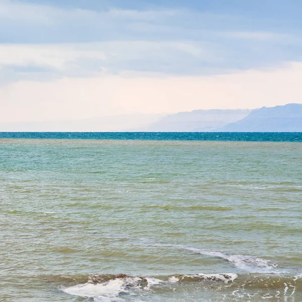 Oppervlakte van de dode zee in winterochtend — Stockfoto