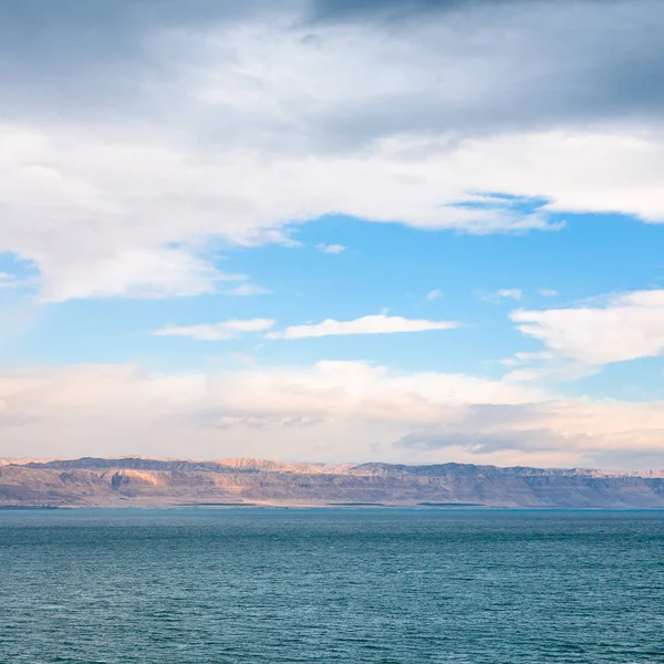 Άποψη της Νεκράς θάλασσας από την Ιορδανία ακτή Ανατολή ηλίου — Φωτογραφία Αρχείου