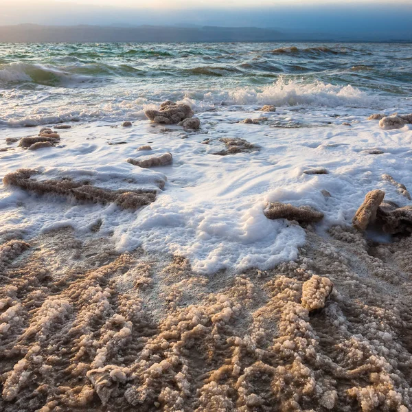 Crystalline coast of Dead Sea on winter evening — Stock Photo, Image