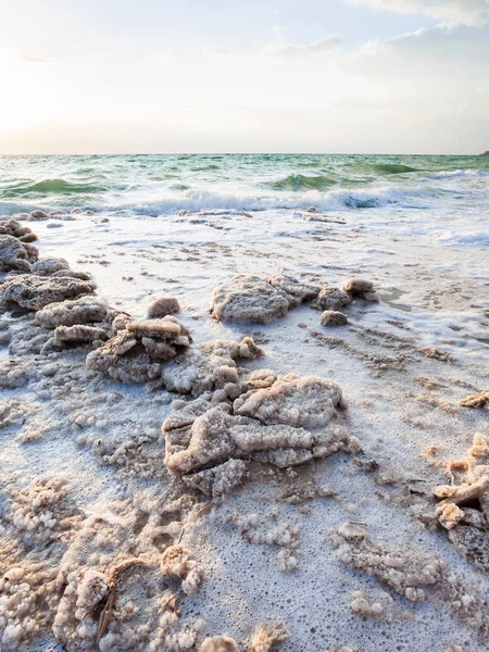 Kristallen van zout op de kust van de dode zee in avond — Stockfoto