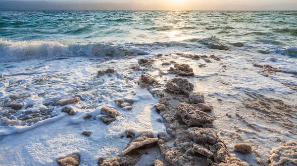 Crystals of salt on shore of Dead Sea on sunset — Stock Photo, Image