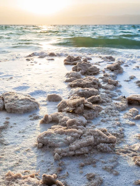 Kristallijn zout op de kust van de dode zee op zonsondergang — Stockfoto