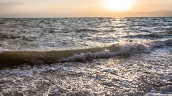 Sunsdown και surf στην νεκρά θάλασσα στο σούρουπο του χειμώνα — Φωτογραφία Αρχείου