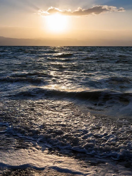 Pôr do sol e surfar no Mar Morto no anoitecer de inverno — Fotografia de Stock