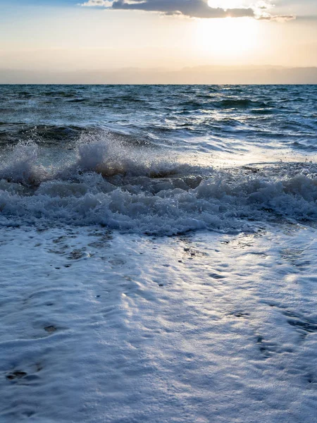 Pôr do sol e surfar no Mar Morto na noite de inverno — Fotografia de Stock