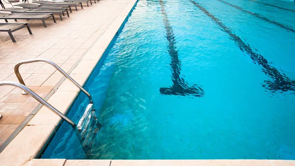 Piscina exterior con agua azul —  Fotos de Stock