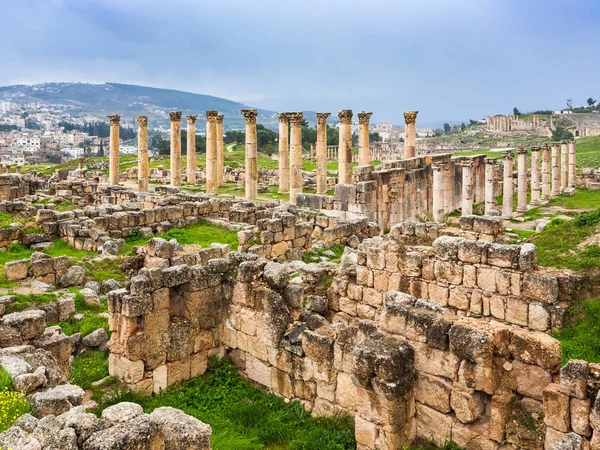 Oude ruïnes in Romeinse Gerasa stad in Jerash stad — Stockfoto