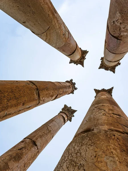 Corinthium sloup Artemidin chrám v Jerash — Stock fotografie