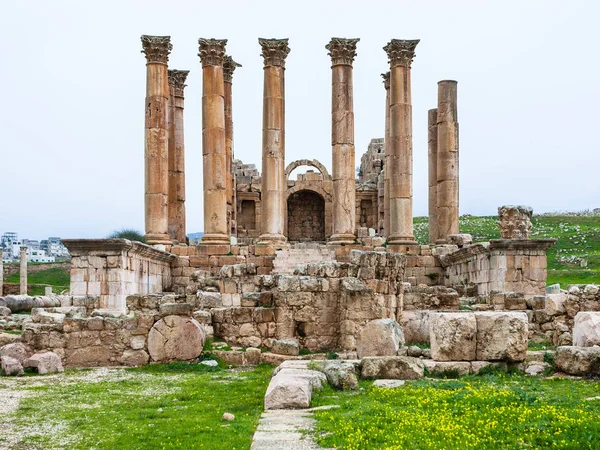 Vista frontal Templo de Ártemis em Jerash no inverno — Fotografia de Stock