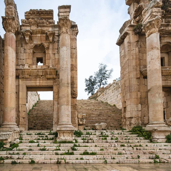 Toegangspoort tot de tempel van Artemis in Jerash (Gerasa) stad — Stockfoto