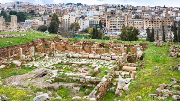 Rovine del tempio nella città di Gerasa e nella città di Jerash — Foto Stock