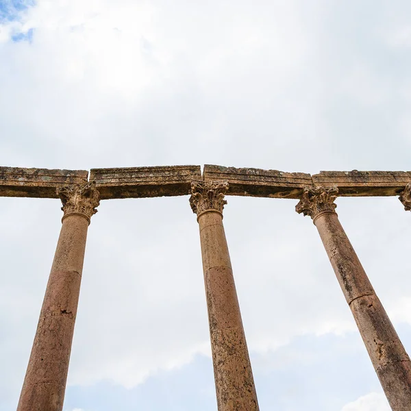 Säulen auf der acardo maximus straße in jerash town — Stockfoto