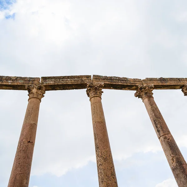 Colonne su strada Acardo maximus nella città di Jerash — Foto Stock