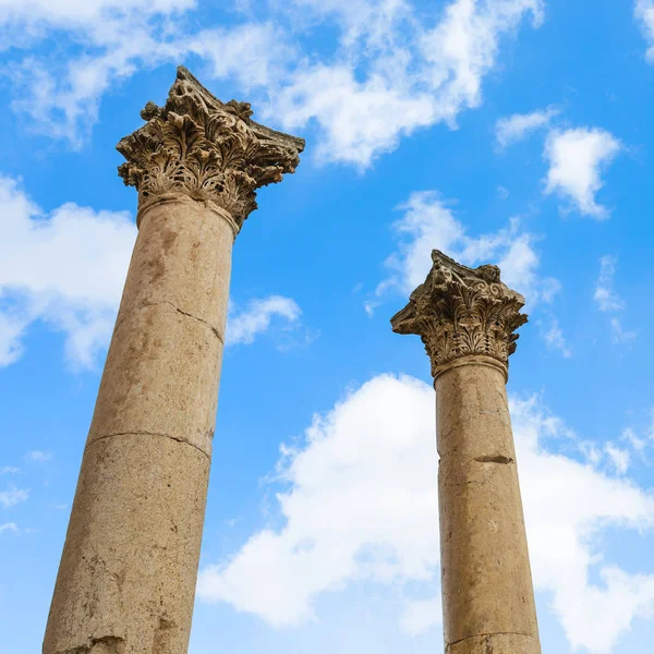 Two column on Agora ancient market in Jerash — Stock Photo, Image