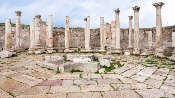 Agorà antico mercato nella città di Jerash — Foto Stock