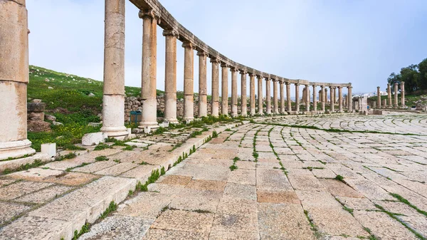 Colonnade met ovale Forum in Jerash (oude Gerasa) — Stockfoto