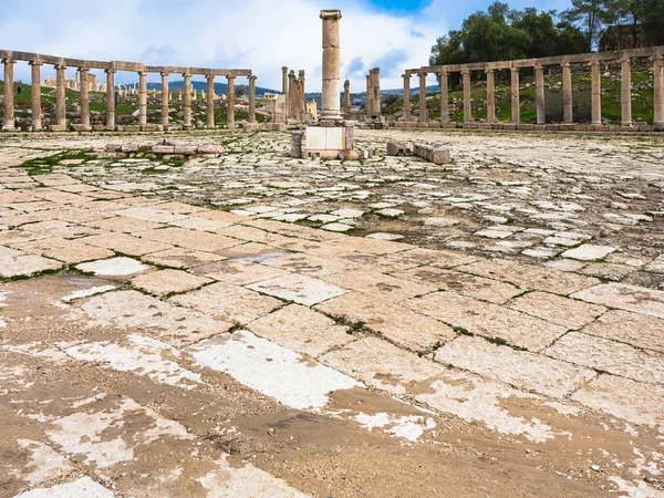 Oval Forum in Jerash (ancient Gerasa) town — Stock Photo, Image