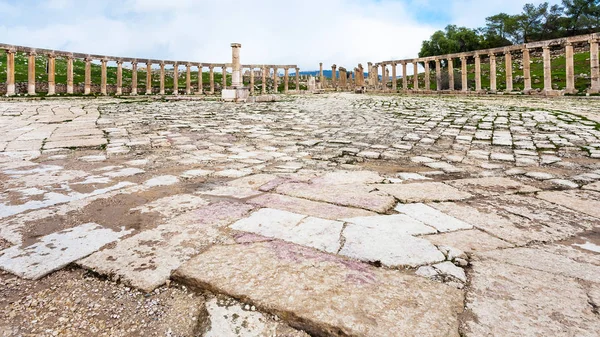 Weergave van ovaal Forum in Jerash (oude Gerasa) stad — Stockfoto