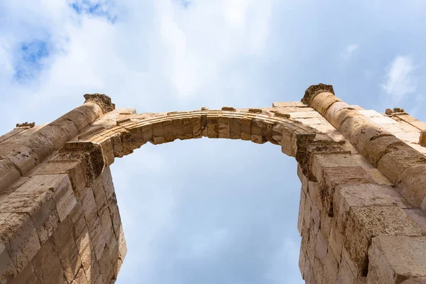 Arco do Portão Sul em Jerash (antiga Gerasa) cidade — Fotografia de Stock