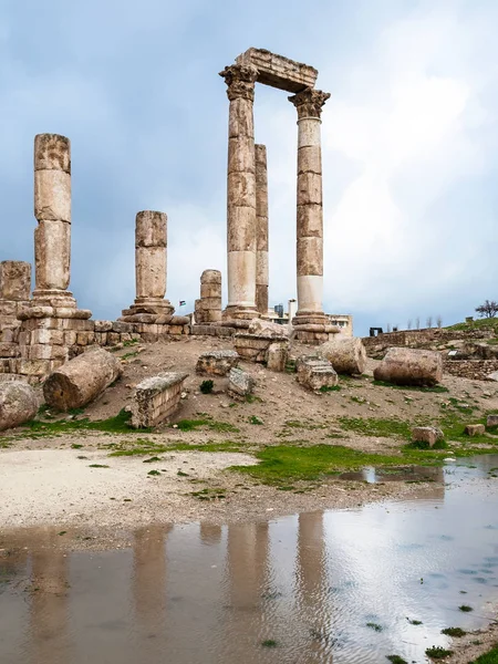 Храм Геркулеса в Цитадели Аммана под дождём — стоковое фото