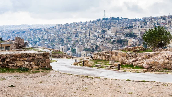 Sentiero bagnato dalla Cittadella alla città di Amman sotto la pioggia — Foto Stock