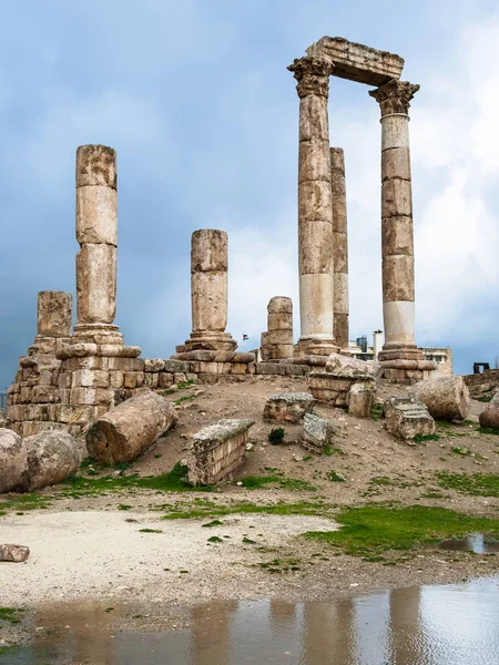 Emple van Hercules op de Citadel van Amman in regenachtige dag — Stockfoto