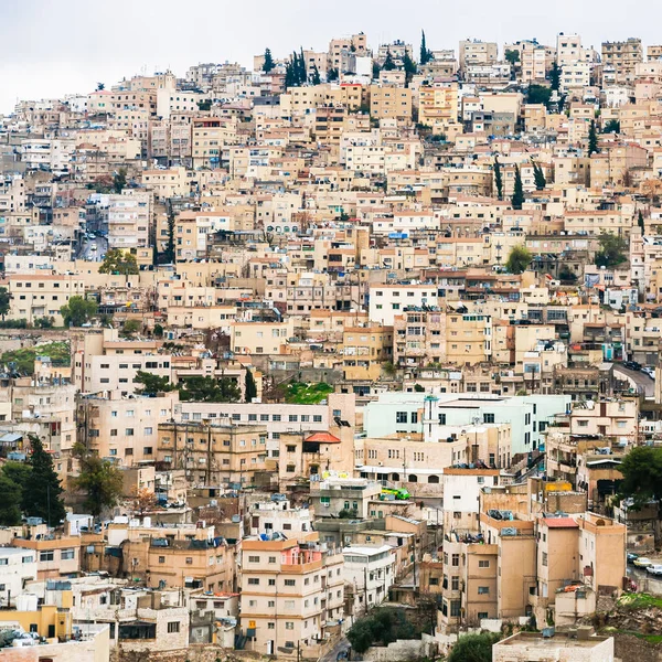 Weergave van stedelijke huizen in de stad Amman in de winter — Stockfoto