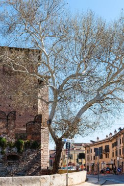 2017: Basilica Castelvecchio'yu kale görünümü