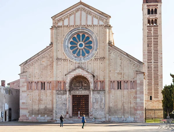 Lidé v okolí baziliky San Zeno ve městě Verona — Stock fotografie