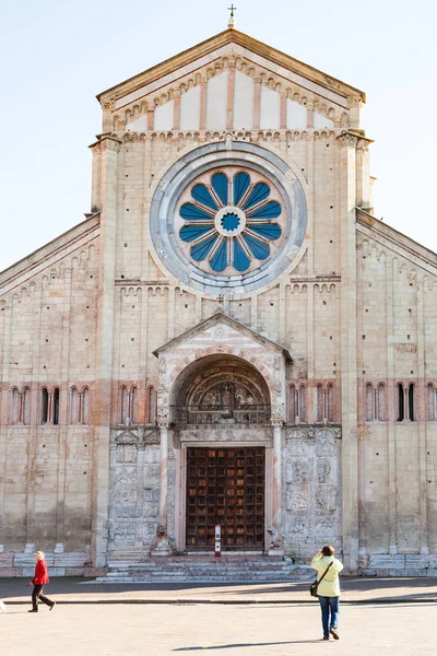 Vista frontal da Basílica de San Zeno em Verona — Fotografia de Stock