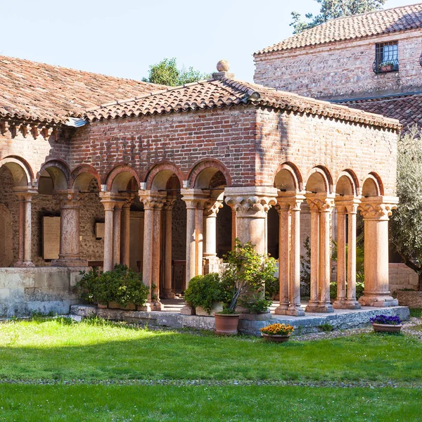 Kreuzgang der basilica di san zeno in der stadt verona — Stockfoto