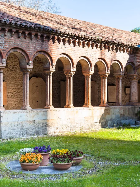 Vnitřní dvůr Basilica di San Zeno v Verona — Stock fotografie