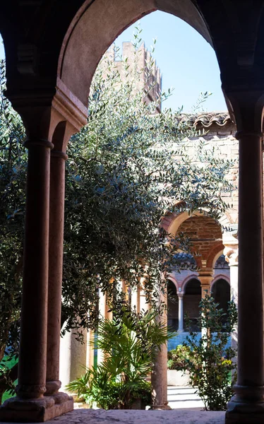 バシリカ ・ ディ ・ サン ・ ゼーノ近く修道院の回廊 — ストック写真