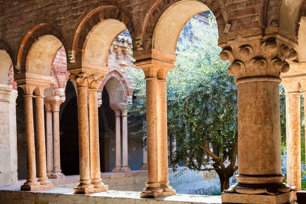 Arcade in court of Basilica di San Zeno in Verona — Stock Photo, Image