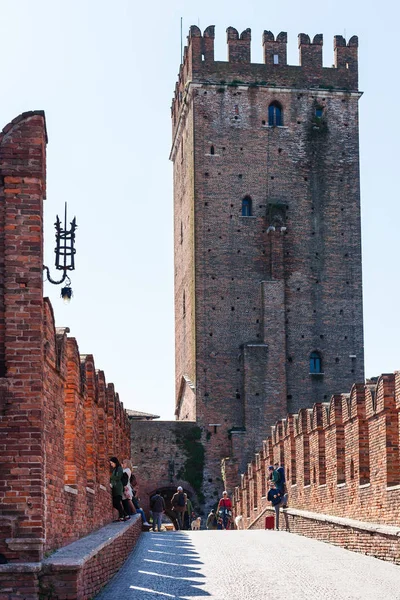 Castelvecchio'yu Köprüsü aracılığıyla Kalesi'nin görünümü — Stok fotoğraf