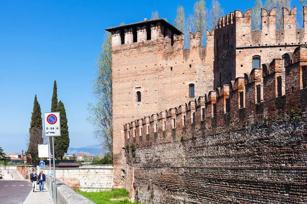 Mensen in de buurt van kasteel Castelvecchio (Scaliger) — Stockfoto