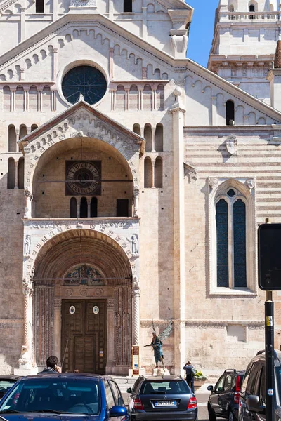 Ludzie, w pobliżu katedry Duomo w miasta Werona — Zdjęcie stockowe