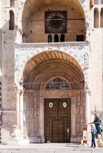 Visiteur près des portes de la cathédrale Duomo à Vérone — Photo