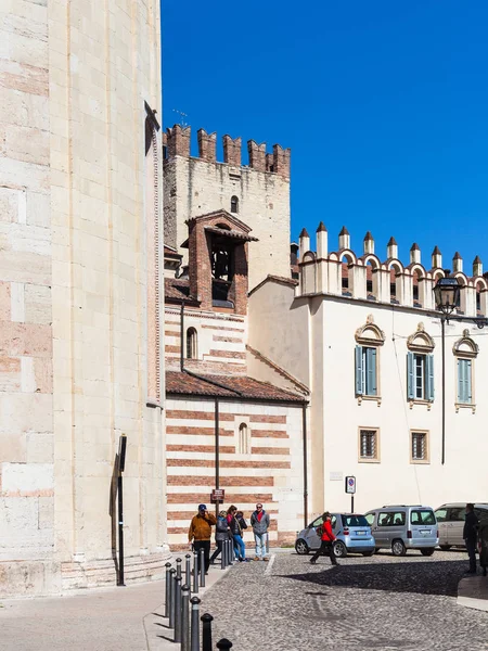 Turister nära Duomo-katedralen i Verona city — Stockfoto