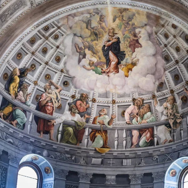 Стелі кафедрального собору у місті Верона — стокове фото