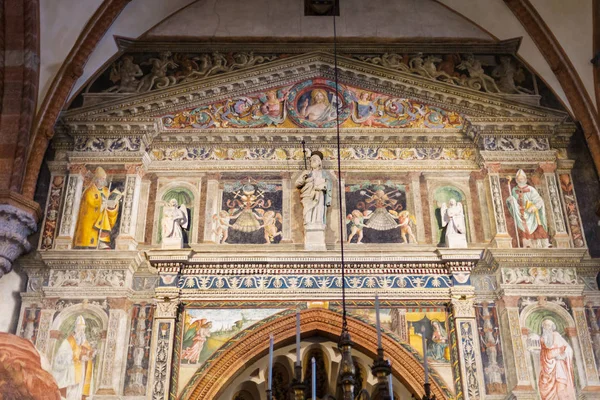 Binnenhuisversiering van Duomo kathedraal in Verona — Stockfoto