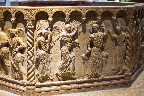 Baptismal font in baptistery of Verona Duomo — Stock Photo, Image