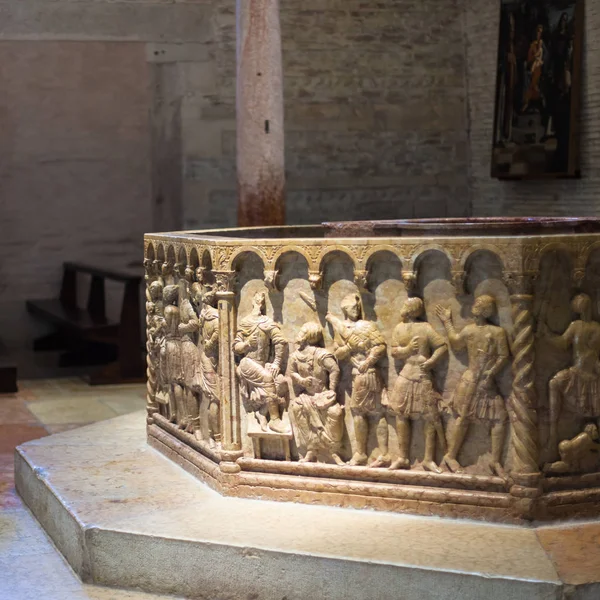 Interior of baptistery in Verona Duomo Cathedral — Stock Photo, Image