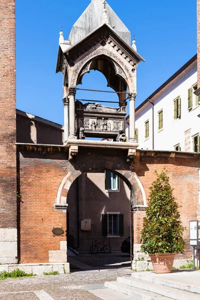 Oblouk s hrobky kostela sant anastasia v Verona — Stock fotografie