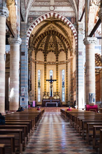 Nawy chiesa di Sant Anastasia w miasta Werona — Zdjęcie stockowe